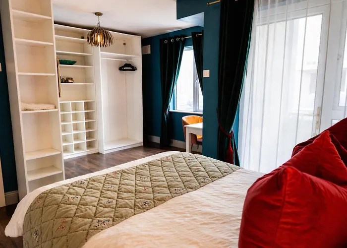 Dog-Friendly Seaview Apartment